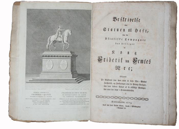 Beskrivelse over Statuen til Hest, som det Asiatiske Compagnie har helliget til Kong Frederik den Femtes Ære; Tilligemed De Maskiners som have tient til dette Ære=Mindes Forflyttelse....Description de la Statue Equestre...Beschreibung der Statüe zu Pfe...