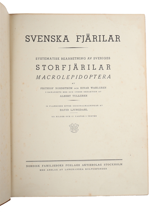 Svenska Fjärilar. Systematisk bearbetning av Sveriges Storfjärilar Macrolepidoptera. 50 Planscher efter Originalmålningar av David Ljungdahl. 435 Bilder och 12 Kartor i texten.