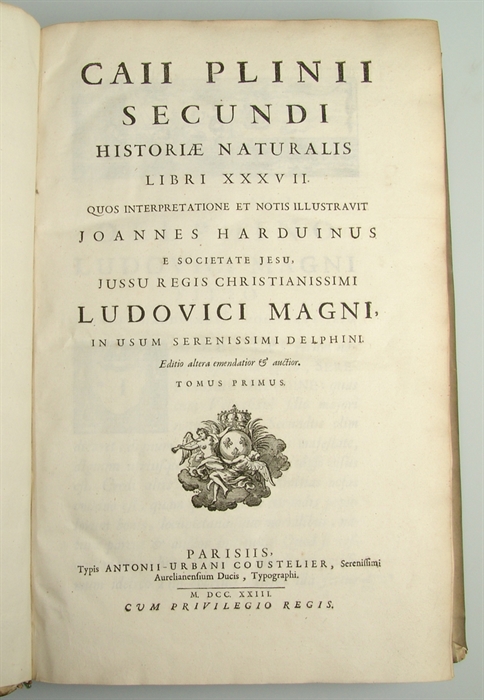 Historiae Naturalis Libri XVII quos interpretatione et notis illustravit Joannes Harduinus e societate Jesu, jussu regis christianissimi Ludovici Magni, in usum serenissimi Delphini. Editio altera emendatior & auctior. 2 Tomi (3 Partes).