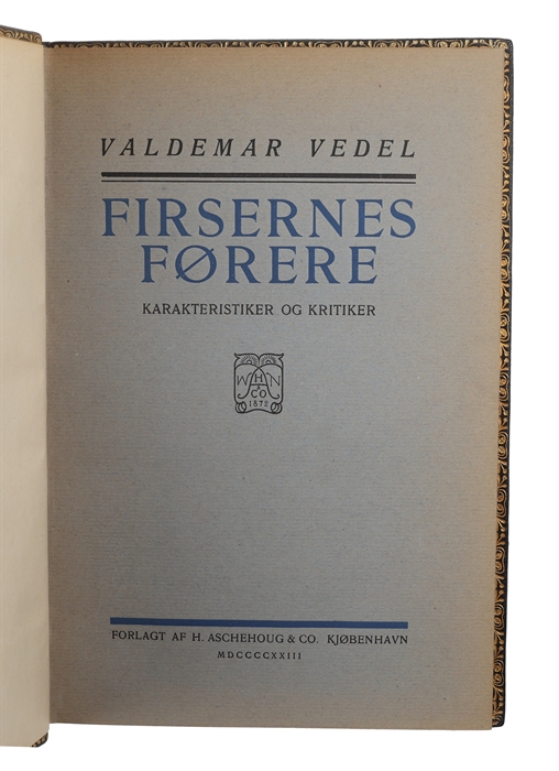 Pragtfuld helbind af mørkeblåt chagrin fra omkr. 1930, Ryggen opdelt i 6 felter af 5 ophøjede bind med rig forgyldning. Rygfelterne med forgyldte blomsterstempler, de ophøjede bind forgyldte. Permer med bred forgyldt randbordyre indenfor hvilken snoet...
