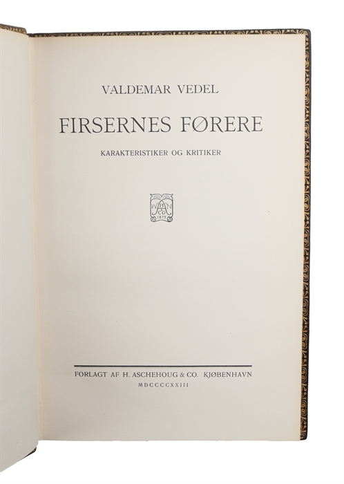 Pragtfuld helbind af mørkeblåt chagrin fra omkr. 1930, Ryggen opdelt i 6 felter af 5 ophøjede bind med rig forgyldning. Rygfelterne med forgyldte blomsterstempler, de ophøjede bind forgyldte. Permer med bred forgyldt randbordyre indenfor hvilken snoet...