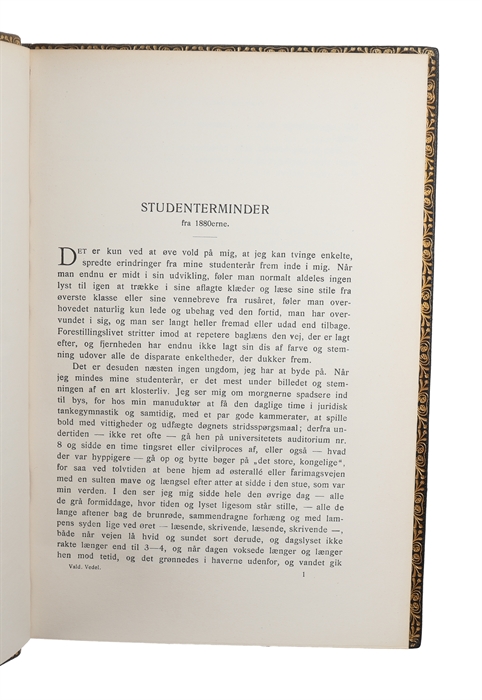 Pragtfuld helbind af mørkeblåt chagrin fra omkr. 1930, Ryggen opdelt i 6 felter af 5 ophøjede bind med rig forgyldning. Rygfelterne med forgyldte blomsterstempler, de ophøjede bind forgyldte. Permer med bred forgyldt randbordyre indenfor hvilken snoet...