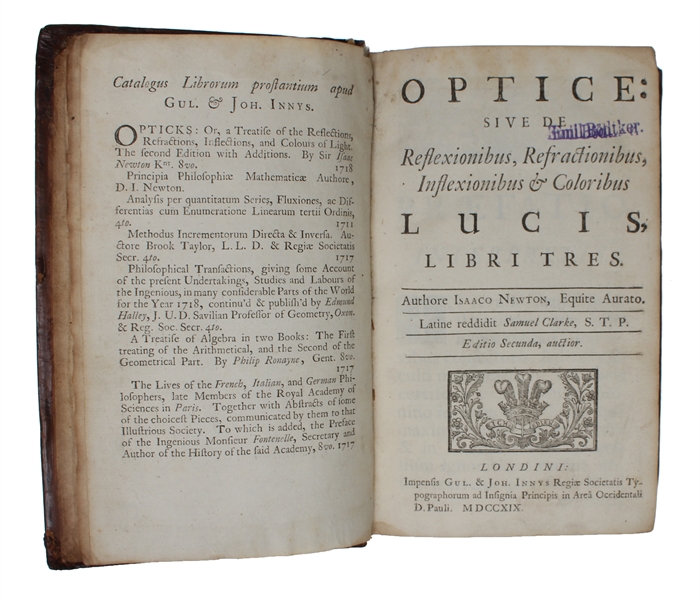 Optice: sive de Reflexionibus, Refractionibus, Inflexionibus & Coloribus Lucis, Libri tres. Latine reddidit Samuel Clarke, S.T.P. Editio Secunda, auctior.