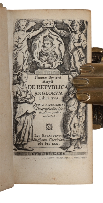 De Republica Anglorum libri tres. Qvibus accesserunt chorographica illius descriptio, aliique politici tractatus. (+) Republica, sive Status Regni Scotiae et Hiberniae. Diversorum autorum.