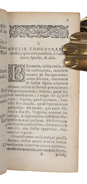 De Republica Anglorum libri tres. Qvibus accesserunt chorographica illius descriptio, aliique politici tractatus. (+) Republica, sive Status Regni Scotiae et Hiberniae. Diversorum autorum.