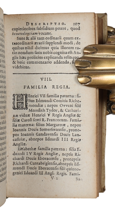 De Republica Anglorum libri tres. Qvibus accesserunt chorographica illius descriptio, aliique politici tractatus. (+) Republica, sive Status Regni Scotiae et Hiberniae. Diversorum autorum.