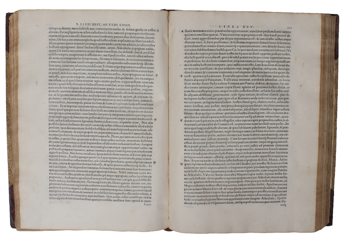 Historiarum ab urbe condita, libri, qui extant, XXXV: cum universae historiae epitomis à Carolo Sigonio emendati: cuius etiam scholia simul eduntur, quibus ijdem libri, atque epitomae partim emendantur, partim etiam explanantur.