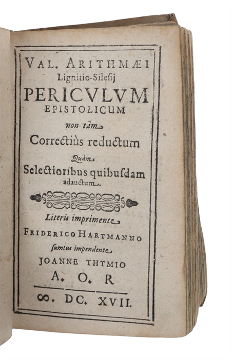 De constantia libri duo, qui alloquium praecipue continent in Publicis malis (+) Periculum epistolicum non tàm correctiùs reductum quàm selectioribus quibusdam adauctum.