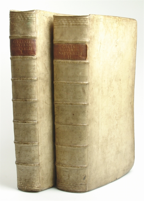 Historiae Naturalis Libri XVII quos interpretatione et notis illustravit Joannes Harduinus e societate Jesu, jussu regis christianissimi Ludovici Magni, in usum serenissimi Delphini. Editio altera emendatior & auctior. 2 Tomi (3 Partes).