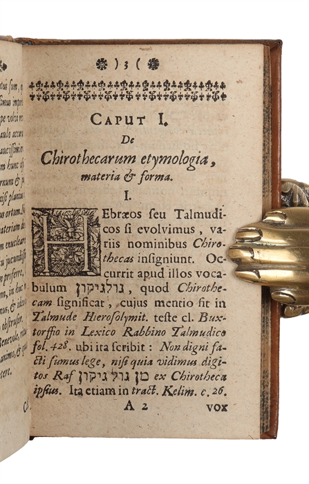 Disquisitio de chirothecarum usu & abusu, in qua Varii ritus, varia jura, & symbola illarum fuse exhibentur, Lectu jucundissima & in bonum publicum edita.