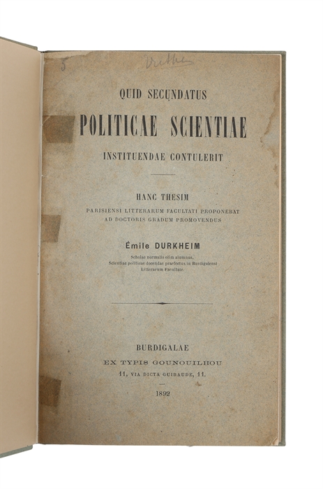 Quid secundatus Politicae Scientiae Instituendae Contulerit. Hanc Thesim Parisiensi Litterarum facultati proponebat ad Doctoris Gradum Promovendus.