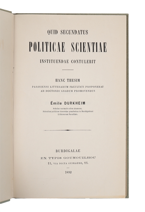 Quid secundatus Politicae Scientiae Instituendae Contulerit. Hanc Thesim Parisiensi Litterarum facultati proponebat ad Doctoris Gradum Promovendus.