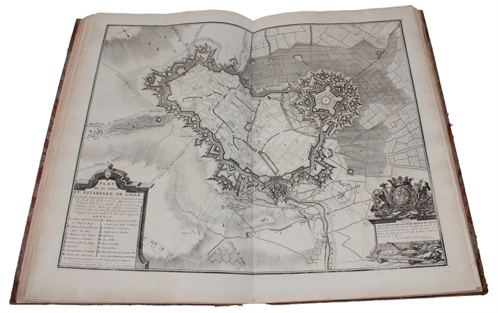 Table des cartes des Pays Bas et des frontieres de France, avec un recueil des plans des villes, siéges et batailles données entre les hauts allies et la France.