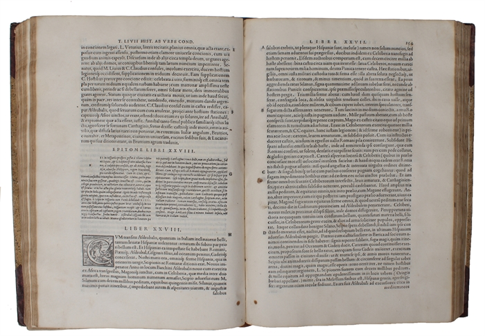 Historiarum ab urbe condita, libri, qui extant, XXXV: cum universae historiae epitomis à Carolo Sigonio emendati: cuius etiam scholia simul eduntur, quibus ijdem libri, atque epitomae partim emendantur, partim etiam explanantur.