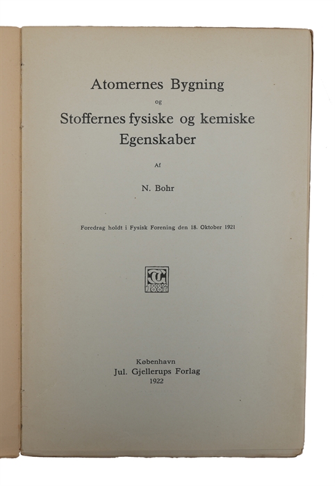 Atomernes Bygning og Stoffernes fysiske og kemiske Egenskaber.