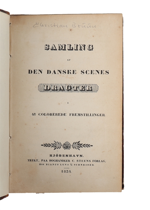 Samling af den danske Scenes Dragter i 48 colorerede Fremstillinger. 